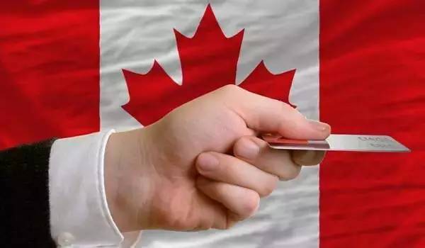加拿大一位香港移民签了一份空白表格，结果丢了枫叶卡！