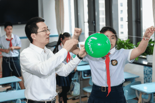 戴森通过上海市教委向六所中小学捐赠空气净化风扇，为学生返校保驾护航