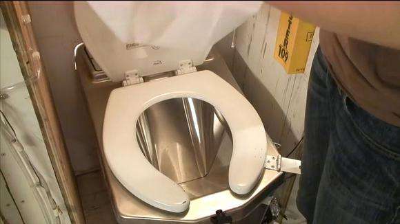 为什么美国的女厕所，马桶前会有一个缺口？